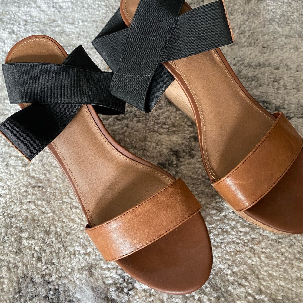 Steve Madden Black & Brown crisscross wedges
